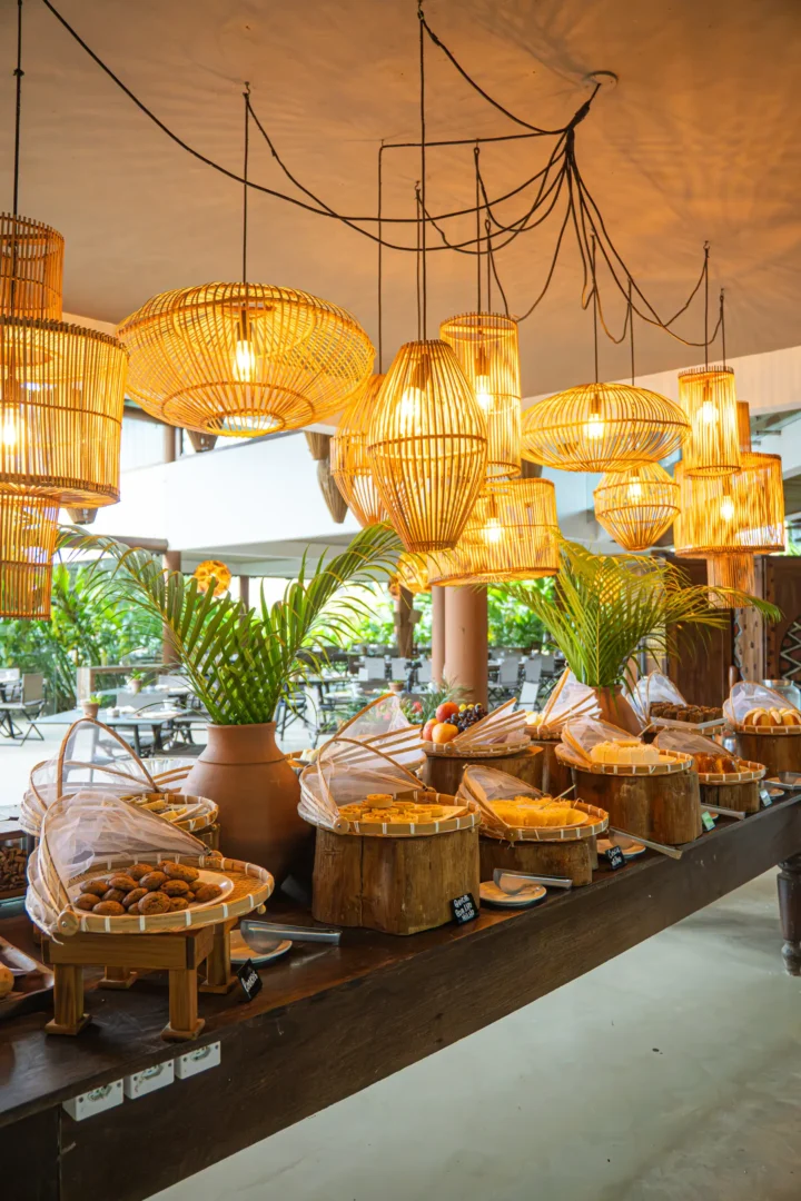 Ambiente do café da manhã do Campo Bahia Hotel Villas Spa, com iluminação aconchegante e decoração em fibras naturais