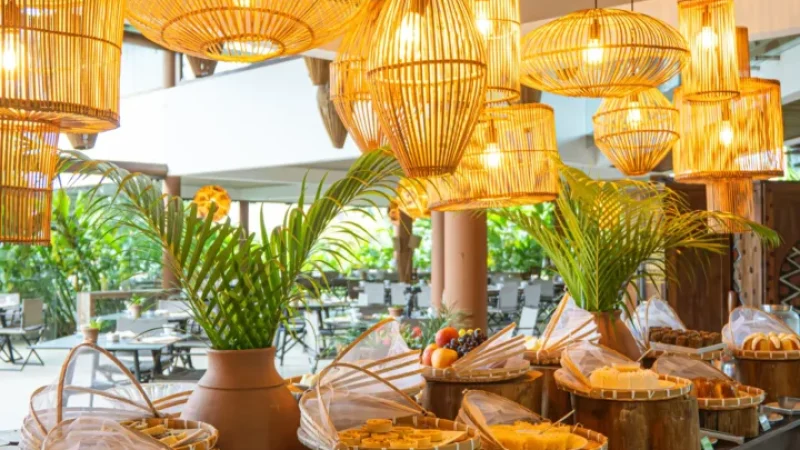 Ambiente do café da manhã do Campo Bahia Hotel Villas Spa, com iluminação aconchegante e decoração em fibras naturais