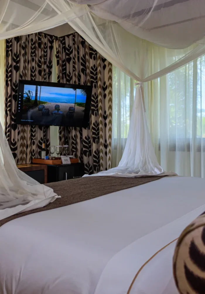 Quarto do Campo Bahia Hotel Villas Spa com iluminação aconchegante ao entardecer