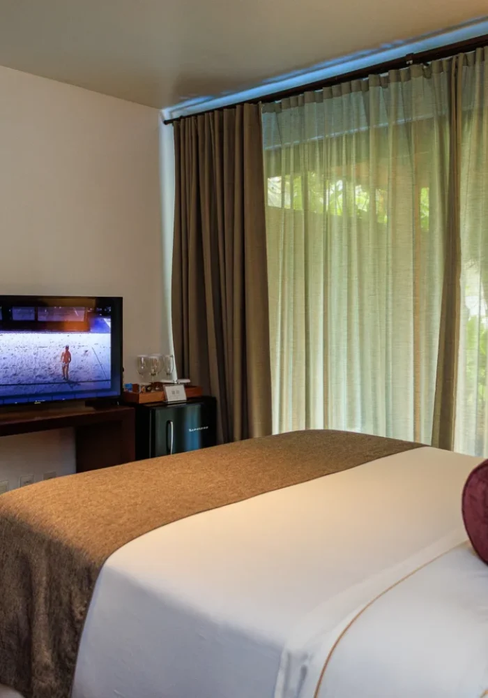 Corredor do Campo Bahia Hotel Villas Spa com luminárias artesanais suspensas e obra de arte na parede