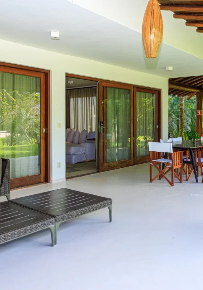 Quarto do Campo Bahia Hotel Villas Spa com dossel de tecido branco e mobiliário rústico-chique