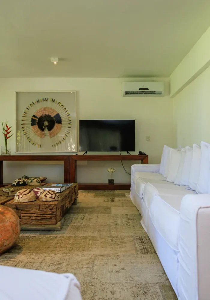 Detalhe do quarto do Campo Bahia Hotel Villas Spa com cabeceira estofada