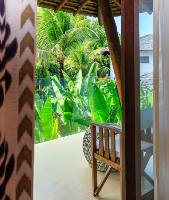 Quarto do Campo Bahia Hotel Villas Spa com painel de madeira ripada e decoração artesanal