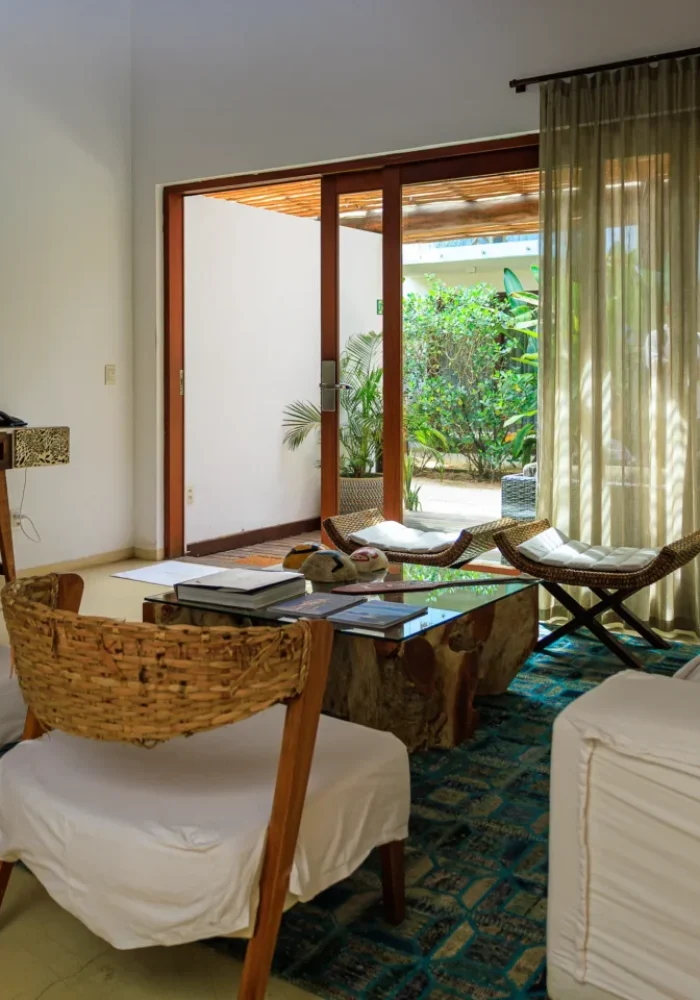 Detalhe da suíte do Campo Bahia Hotel Villas Spa com acabamento em madeira