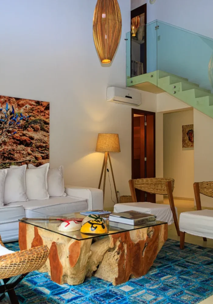 Sala de estar do Campo Bahia Hotel Villas Spa com poltronas de vime e decoração natural